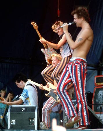 Dieses Foto der 1982 gegründeten Toten Hosen entstand 1987. In jenem Jahr hatte die Band mit dem Live-Album "Bis zum bitteren Ende" und einer Platte mit Punkrock-Covern bekannter deutscher Schlager, die unter dem Pseudonym "Die Roten Rosen" veröffentlicht wurde, ihren großen Durchbruch.