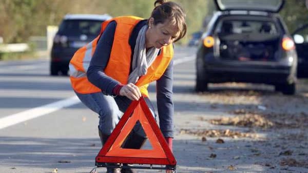 Warnweste und Warndreieck sind in den meisten EU Ländern Pflicht