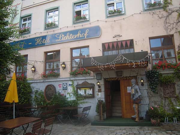 Land-gut-Hotel Lichterhof**+ in Uffenheim: Außen hui, innen pfui. Angelockt werden die Gäste von einer gefälligen Fassade doch innen erwarten sie verdreckte Sanitäranlagen.