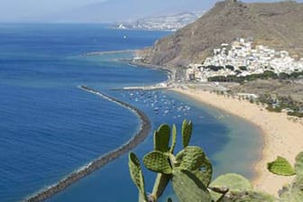 Teneriffas Vorzeigestrand Las Teresitas an der Küste des Fischerorts San Andrés entstand aus vier Millionen Säcke Saharasand.