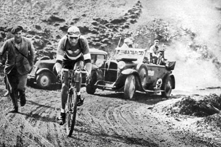 Der Col d'Aubisque wartet auf der 16. Etappe auf die Fahrer. Nur der Tourmalet stand häufiger auf dem Programm der Großen Schleife. Auf 1709 Meter müssen die Profis über die Westrampe klettern. Die durchschnittliche Steigung beträgt 7,1 Prozent auf 16,4 Kilometern Länge. 1910 war der Ansteig der Ehrenkategorie zum ersten Mal Bestandteil der tour. Hier ist Antonin Magne zu sehen. 1931 gewann er die Tour.