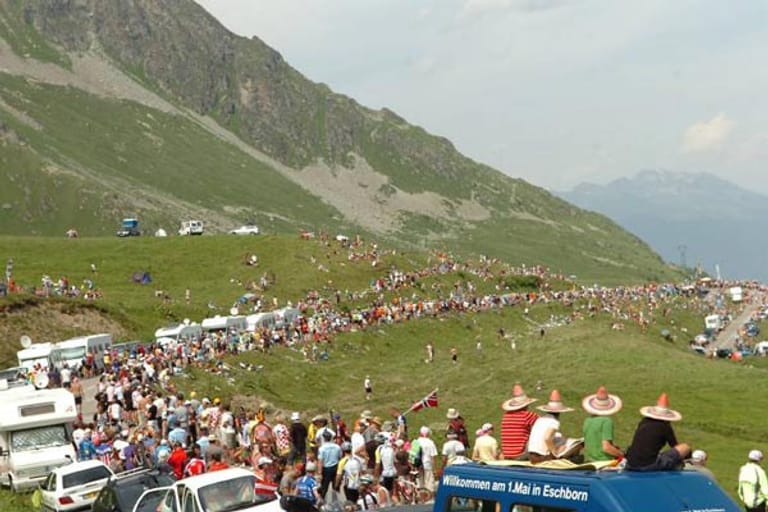 Auf der einzigen Alpenetappe 2012 ist der Col de la Madeleine der erste Berg. Mit einer Durchschnittssteigung von 6,2 Prozent auf 20,3 Kilometern führt er auf eine offizielle Höhe von 2000 Metern und gehört zur Ehrenkategorie. In Wirklichkeit sind es aber "nur" 1993 Meter. 1969 war der Pass erstmals Bestandteil der Tour.