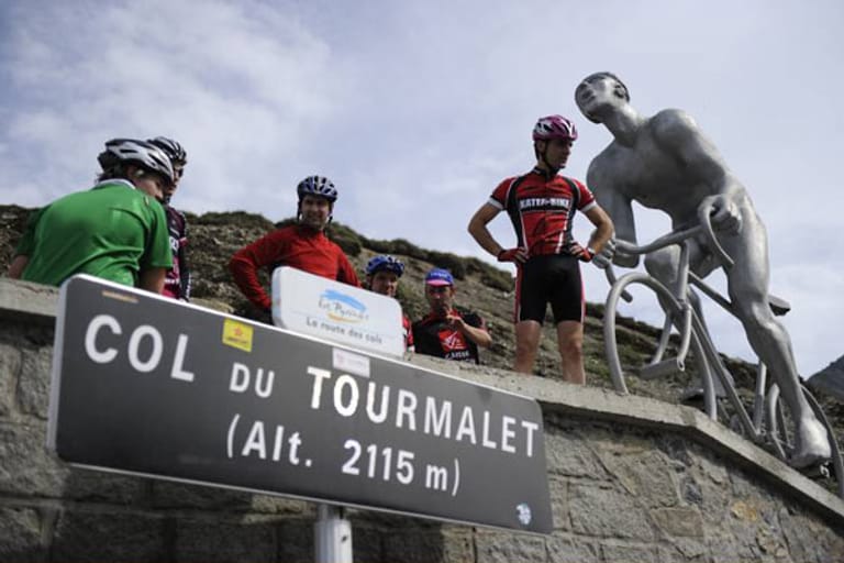 Der Col du Tourmalet - Das Dach der Tour. Kein Pass ist häufiger befahren worden (77 Mal). Der Anstieg gehört zu den mythischen Bergen der Grande Boucle und ist legendär wie gefürchtet. In diesem Jahr ist eine Hommage an Ex-Tour-Dirktor Jacques Goddet geplant. Dort befindet sich eine Statue von ihm. (Nicht die im Bild. Das ist der sog. "Riese vom Tourmalet", ein Radsport-Symbol.)
