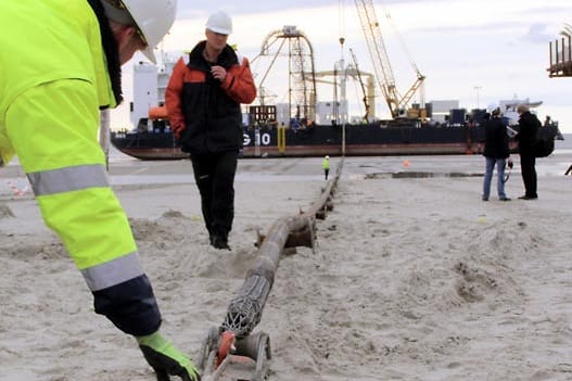 Arbeiter bei der Verlegung eines Seestromkabels