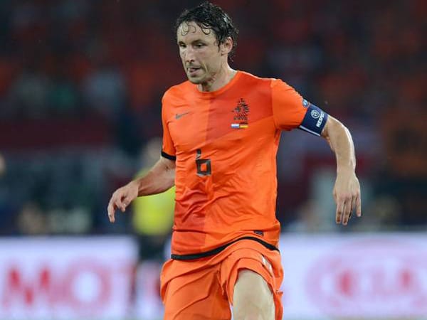 Mark van Bommel, Niederlande: Der 35-jährige Kapitän der niederländischen Nationalmannschaft erklärte nach der EM-Vorrunde seinen Rücktritt aus der Elftal. Damit reagierte der ehemalige Bayern-Profi auf das frühe Ausscheiden bei der EM. Er bestritt insgesamt 79 Spiele für Oranje.