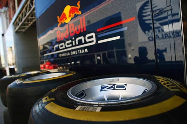 Die Reifen von Hersteller Pirelli liegen vor dem Red-Bull-LKW bereit.