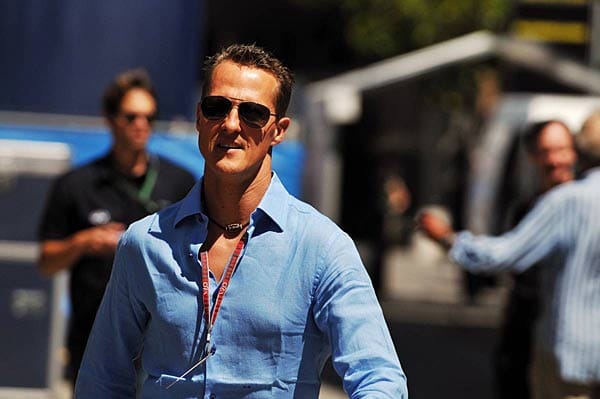Rekordweltmeister Michael Schumacher kommt zur Arbeit.