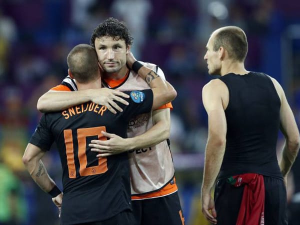 Hier verabschiedet sich Mark van Bommel (Mitte) von seinen Nationalmannschaftskollegen Wesley Sneijder (li.) und Arjen Robben. Mit beiden verbindet er eine tiefe Freundschaft.