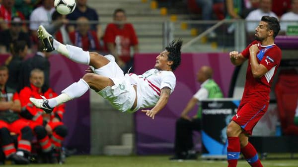 Im Viertelfinale gegen Portugal machte Baros eine eher schwache Partie. In dieser Szene hat er gegen Portugals Innenverteidiger Bruno Alves das Nachsehen.