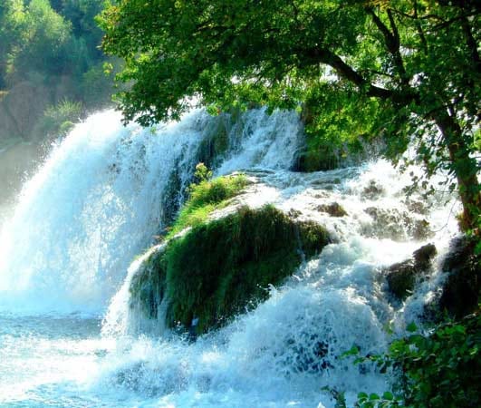 Nationalpark Krka in Dalmatien/Kroatien: Auf über 100 Kilometern führen im Nationalpark Krka Holzstege durch sattgrüne Wälder und spektakuläre Wasserfälle.