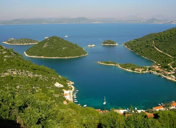 Insel Mljet/Kroatien: Beachdiscos und urlaubstypische Geschäftszeilen werden Urlauber auf Mljet lange suchen.