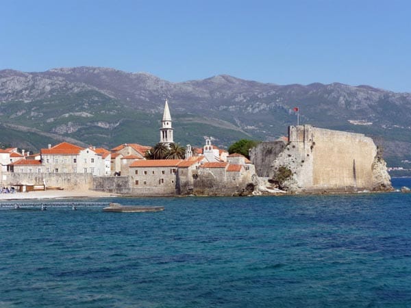 Budva/Montenegro: Party oder Erholung – die beliebte Küstenstadt Budva in Montenegro bietet beides.
