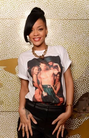 Rihanna verzichtet ausnahmsweise auf ein verrücktes Haarstyling: Sie legt eine Partie seitlich über die Stirn, die übrigen Haare werden zum Knoten gezwirbelt und fixiert. Fertig ist der Disco-Dutt.