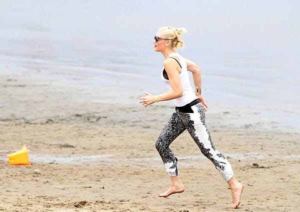Sportlich ist Gwen Stefani mit dieser Variante am Strand unterwegs: Sie zwirbelt gleich zwei Haarschnecken – eine weit unten, eine weiter oben am Hinterkopf.