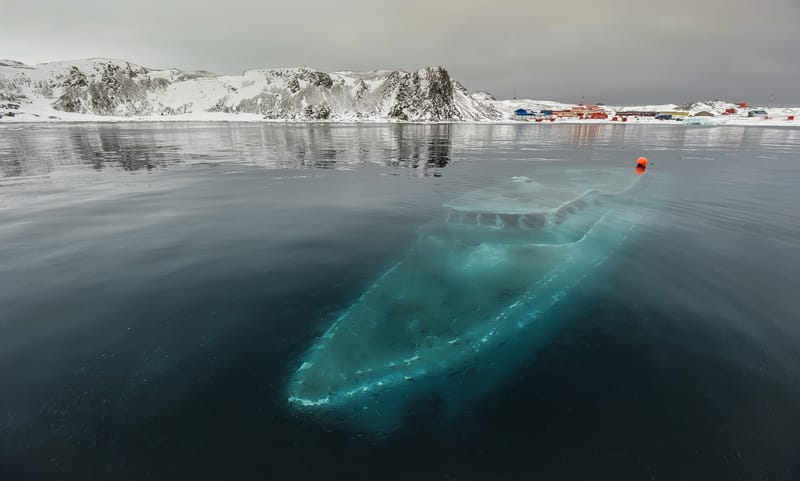 Die brasilianische Jacht "Mar Sem Fim" liegt in neun Metern Tiefe in der Maxwell Bay in der Antarktis. Die Luxusjacht wurde von den Eismassen zerquetscht.