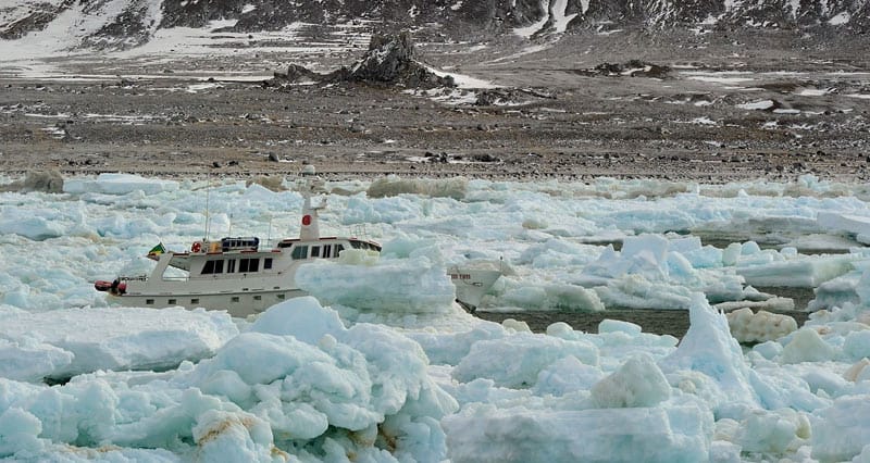 Stunden zuvor: Die hochmoderne "Mar Sem Fim" vor der Ardley Insel in der Maxwell Bay.