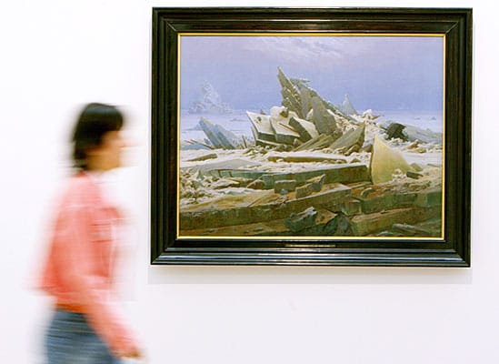 Das Eismeer als Symbol des Scheiterns: Auf dem berühmten Gemälde von Caspar David Friedrich ist rechts im Bild ebenfalls ein vom Eis zerquetschtes Schiff zu sehen. Die Szene spielt allerdings im Nordpolarmeer.