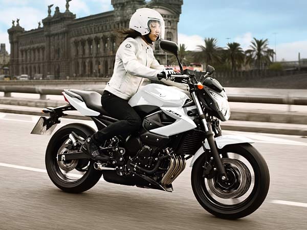 Kleines Motorrad mit großem Namen: Die Yamaha XJ6 ist die Enkelin der XJ 600 von 1984 und kostet je nach Ausführung ab 6595 Euro.