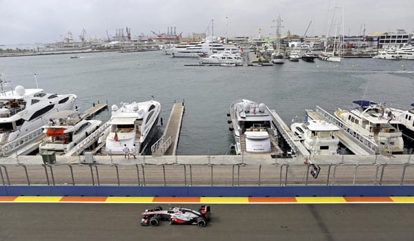 Im Vordergrund fährt Jenson Button, im Hintergrund liegt der Hafen von Valencia.