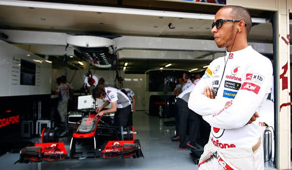 Während die McLaren-Crew an Hamiltons Boliden arbeitet, nutzt der Brite die Zeit für ein lässiges Posing.