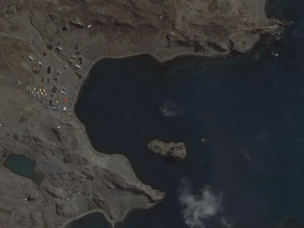 Die Satellitenaufnahme zeigt die Ardley Bay - auf dem Bild allerdings eisfrei. Bei dem Unglück hatte der Sturm Einbrocken in die Bucht gedrückt, die "Mar Sem Film" saß in der Falle.