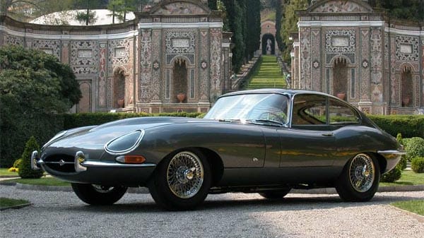 Ebenfalls bekannter als sein Entwickler ist der Jaguar E-Type, von vielen Menschen als das schönste Auto der Welt betitelt.