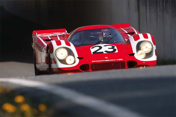 Auch Porsche hat eine besondere Uhr im Sortiment, die dem Erfolg von Hans Herrmann und Richard Attwood in ihrem Porsche 917K beim 24-Stunden-Stunden von Le Mans vor über 40 Jahren gewidmet ist. Damals holten die Zuffenhausener den Gesamtsieg.