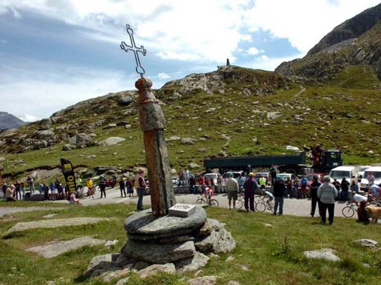 Auf der elften Etappe wartet der 2067 Meter hohe Col de la Croix de Fer auf die Fahrer. 14 Mal stand der "Eisenkreuz-Pass" auf dem Programm der Tour. Über 22 Kilometer erstreckt sich der Anstieg mit einer durchschnittlichen Steigung von 6,9 Prozent.