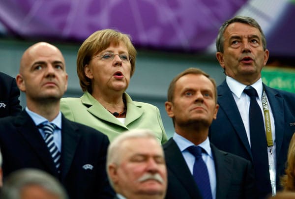 Bundeskanzlerin Angela Merkel während der Nationalhymne umrahmt von UEFA-Generalsekretär Gianni Infantino, Polens ehemaligem Staatspräsidenten Lech Walesa, Polens Staatspräsidenten Donald Tusk und DFB-Generalsekretär Wolfgang Niersbach.