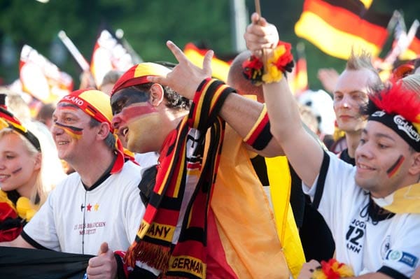Auch auf der Fanmeile am Brandenburger Tor warten die Fans voller Vorfreude auf den Anpfiff des Viertelfinals.