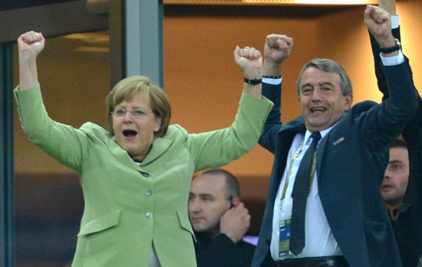 Auch Bundeskanzlerin Angela Merkel und DFB-Generalsekretär Wolfgang Niersbach freuen sich über die langersehnte deutsche 1:0-Führung.