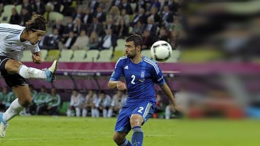 Sami Khedira trifft mit voller Wucht zum 2:1.
