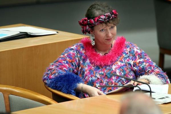 Die CDU-Abgeordnete Andrea Milz ist im Düsseldorfer Landtag für ihre bunten und schrillen Outfits bekannt.