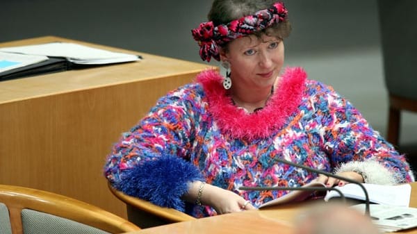 Die CDU-Abgeordnete Andrea Milz ist im Düsseldorfer Landtag für ihre bunten und schrillen Outfits bekannt.