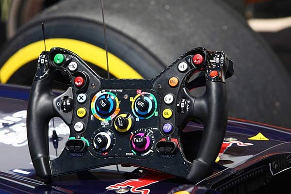 Knöpfe und Rädchen, wohin man auch schaut: das Lenkrad von Red Bull Racing.