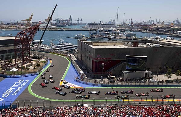 Weltmeister Sebastian Vettel führt das Feld durch die ersten Kurven.