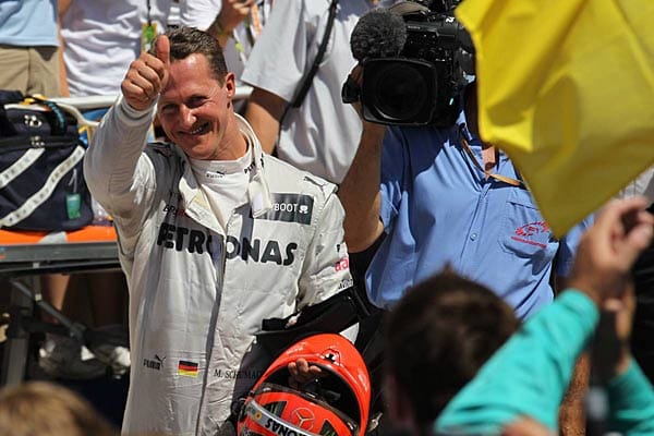 Michael Schumacher freut sich nach seinem dritten Platz.