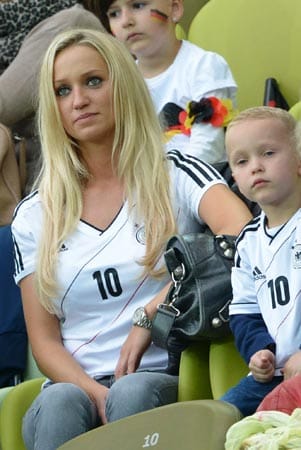 Der kleine Prinz ist auch im Stadion. Lukas Podolskis Sohn Louis hält jedoch vergebens nach dem Papa Ausschau, denn der sitzt 90 Minuten auf der Bank. Das dürfte auch Mama Monika geärgert haben.