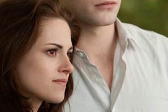 Am 22. November 2012 kommt der letzte Teil der Vampir-Saga ins Kino. In "Breaking Dawn 2 - Biss zum Ende der Nacht" müssen Bella (Kristen Stewart) und Edward (Robert Pattinson) um das Leben ihrer Tochter Renesmee (Mackenzie Foy) kämpfen. Denn die Volturi wollen die Tochter des Paares aufgrund eines Missverständnisses töten.