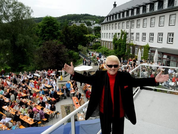 Am Sonntag, den 24. Juni, hat Volksmusik-Star Heino sein neues Café im Kurhaus von Bad Münstereifel eröffnet.