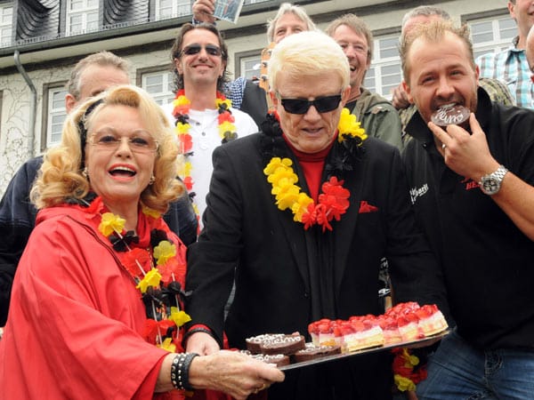 Aber auch Stimmungssänger Willi Herren war bei Erdbeer- und Schokoladenkuchen mit von der Partie.