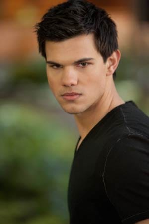 Jacob (Taylor Lautner) unterstützt das Vampir-Paar dabei.