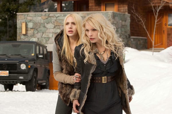 Die Denali-Schwestern Kate (Casey LaBow) und Tanya (MyAnna Buring) stellen sich auf die Seite der Cullens. Ihre Schwester hatte den Volturi gemeldet, dass sie glaube, Renesmee sei von den Cullens in einen Vampir verwandelt worden.
