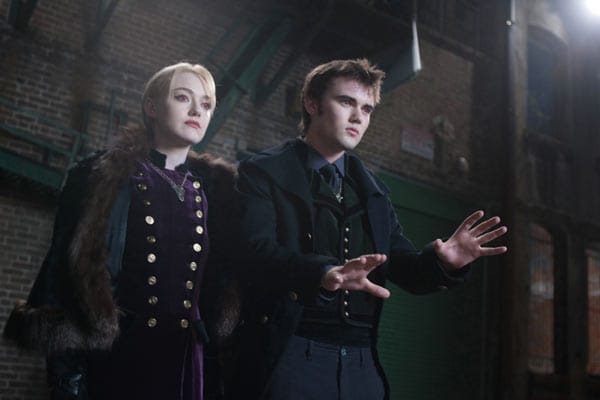 Jane (Dakota Fanning) und Alec (Cameron Bright) sind jedoch schon auf dem Weg, um das Glück der Cullens zu zerstören.