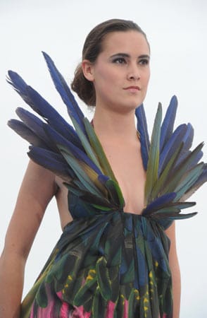 Federn statt Faden: Dieses Kleid des Designers Danny Reinke aus Deutschland erinnert an einen Pfau bei der Balz.