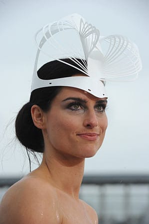 Filigraner Kopfschmuck: Wirklich schützen gegen Sonne, Wind und Wetter wird dieser Hut nicht.