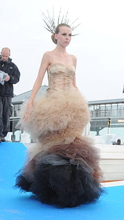 Die Robe glamourös, das Haarstyling stachelig: So zieht man auf jeden Fall alle Blicke auf sich.
