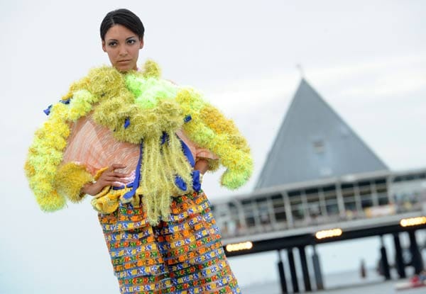 Puschel-Umhang zur Print-Shorts: Wirklich vorteilhaft und der Figur schmeichelnd ist dieser Entwurf der französischen Designerin Julie Bourgeois nicht.