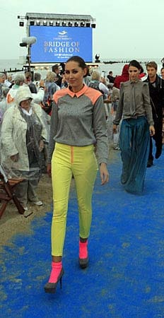 Bunter geht's immer! Neongelbe Röhre, knallpinke Söckchen und graues Sweatshirt - fertig ist der Sport-Look.