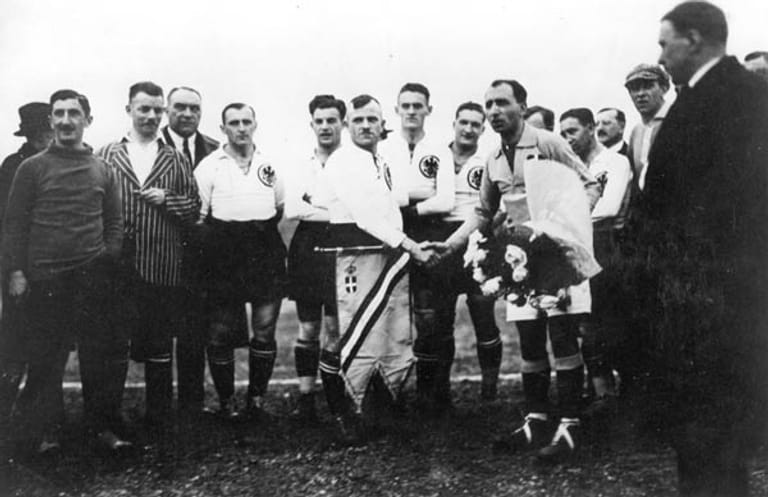 Am Neujahrstag 1923 steigt das erste Duell Italien gegen Deutschland. DFB-Kapitän Heinrich Träg tauscht mit Renzo de Vecchi die Wimpel, die Squadra Azzura gewinnt die Premiere in Mailand mit 3:1.